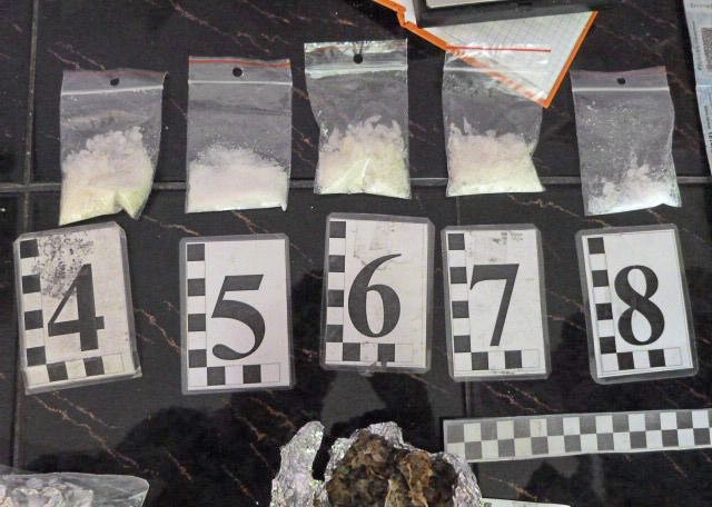 22-latek miał w mieszkaniu ponad 1000 porcji różnych narkotyków