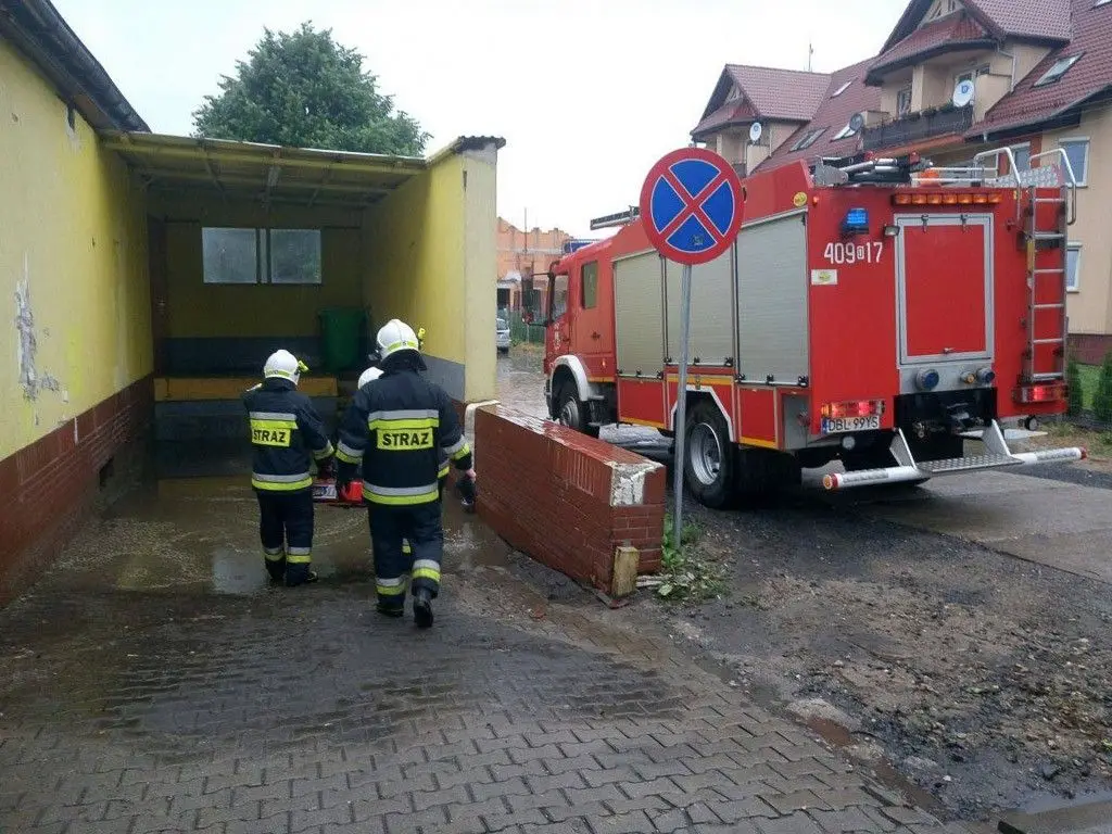 Zalana piwnica w Biedronce na Mostowej