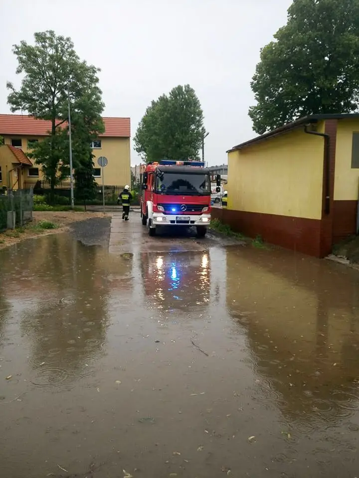 Zalana piwnica w Biedronce na Mostowej