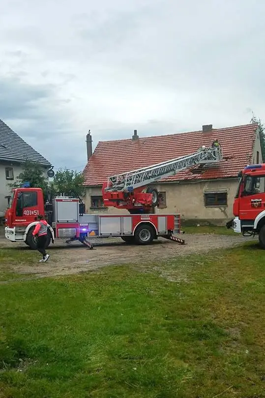 Nawałnica uszkodziła dach budynku w Raciborowicach