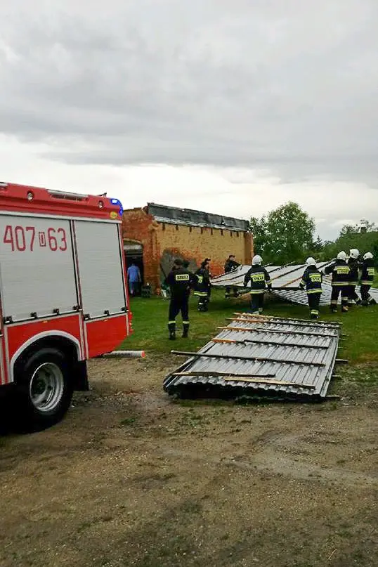 Nawałnica uszkodziła dach budynku w Raciborowicach