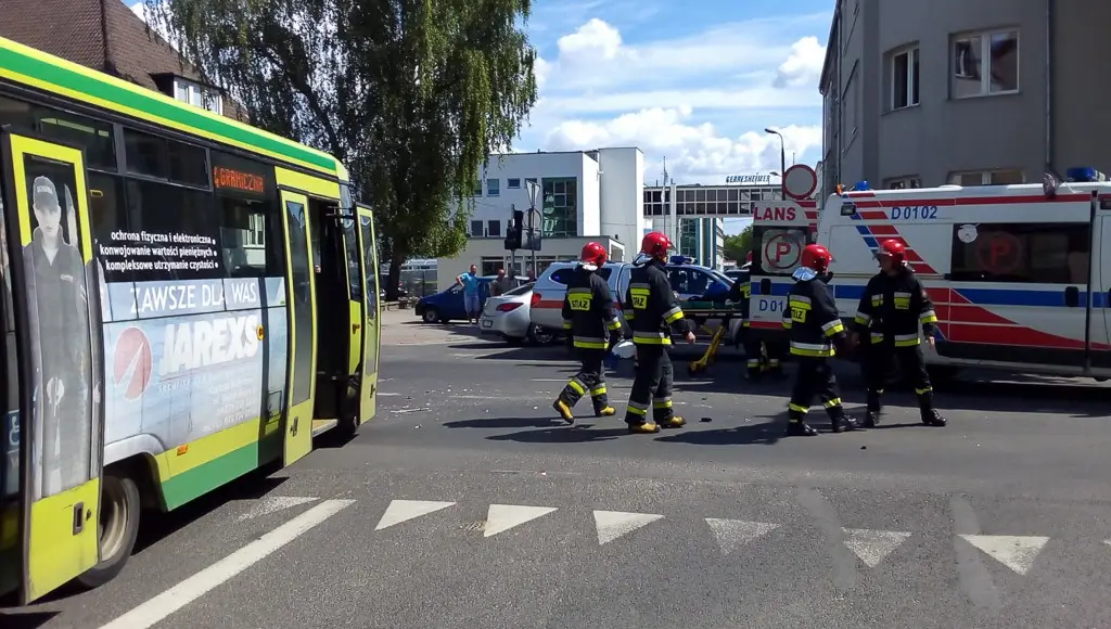 Zderzenie autobusu z osobówką na Chrobrego, 3 osoby ranne