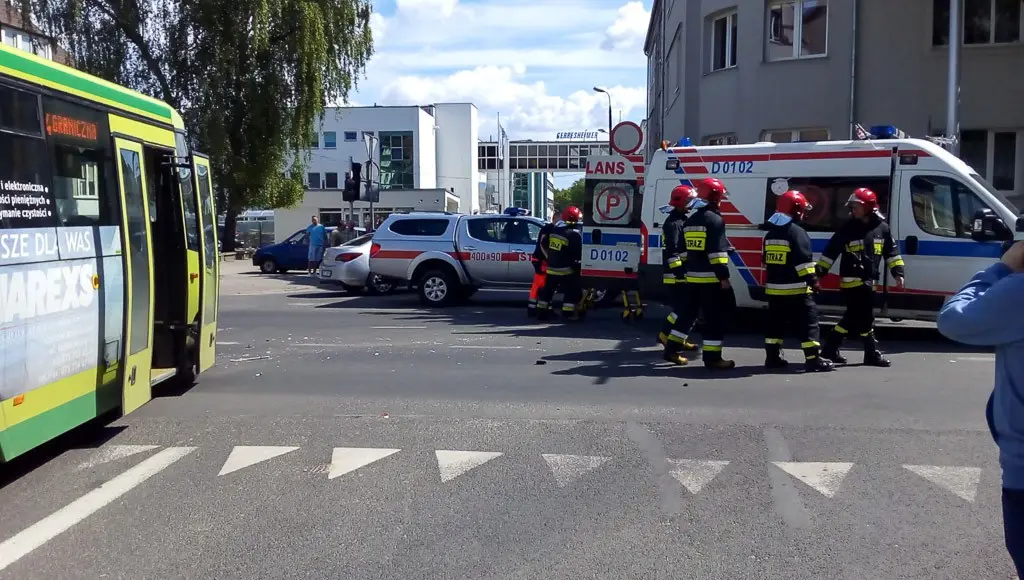 Zderzenie autobusu z osobówką na Chrobrego, 3 osoby ranne
