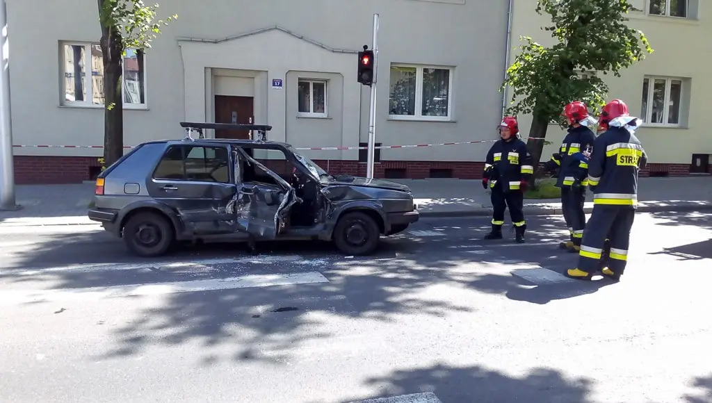Zderzenie autobusu z osobówką na Chrobrego, 3 osoby ranne