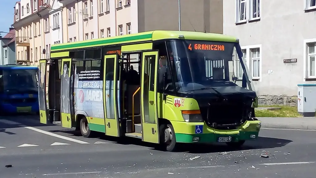 Zderzenie autobusu z osobówką na Chrobrego, 3 osoby ranne