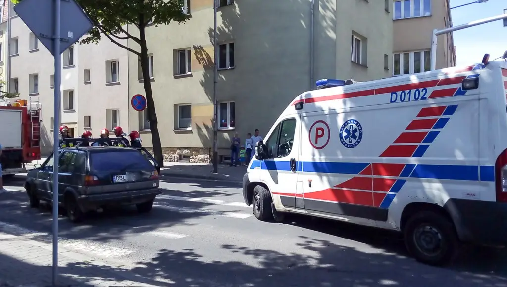 Zderzenie autobusu z osobówką na Chrobrego, 3 osoby ranne