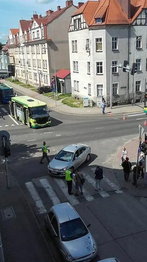Zderzenie autobusu z osobówką na Chrobrego, 3 osoby ranne