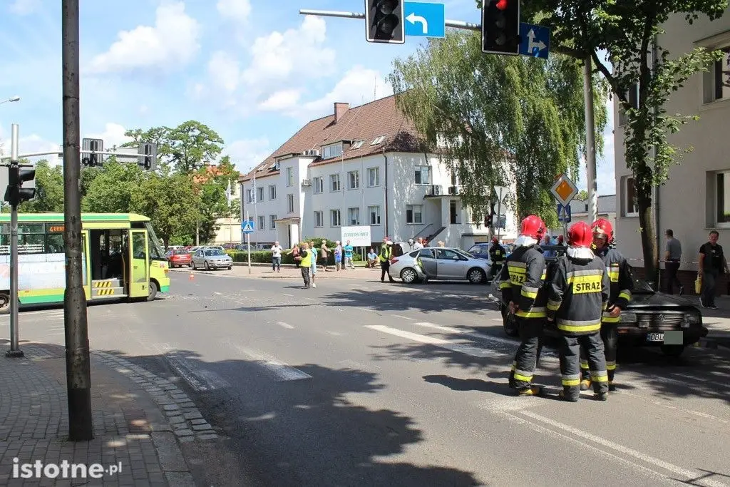 Zderzenie autobusu z osobówką na Chrobrego, 3 osoby ranne