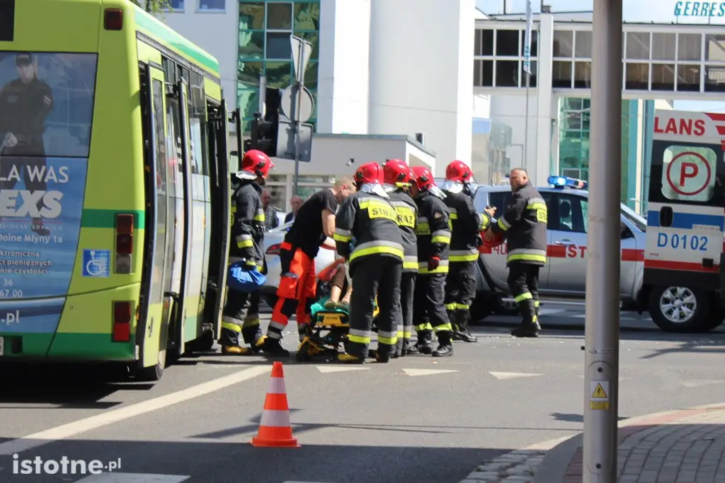 Zderzenie autobusu z osobówką na Chrobrego, 3 osoby ranne