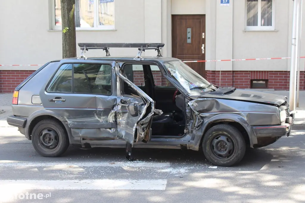 Zderzenie autobusu z osobówką na Chrobrego, 3 osoby ranne