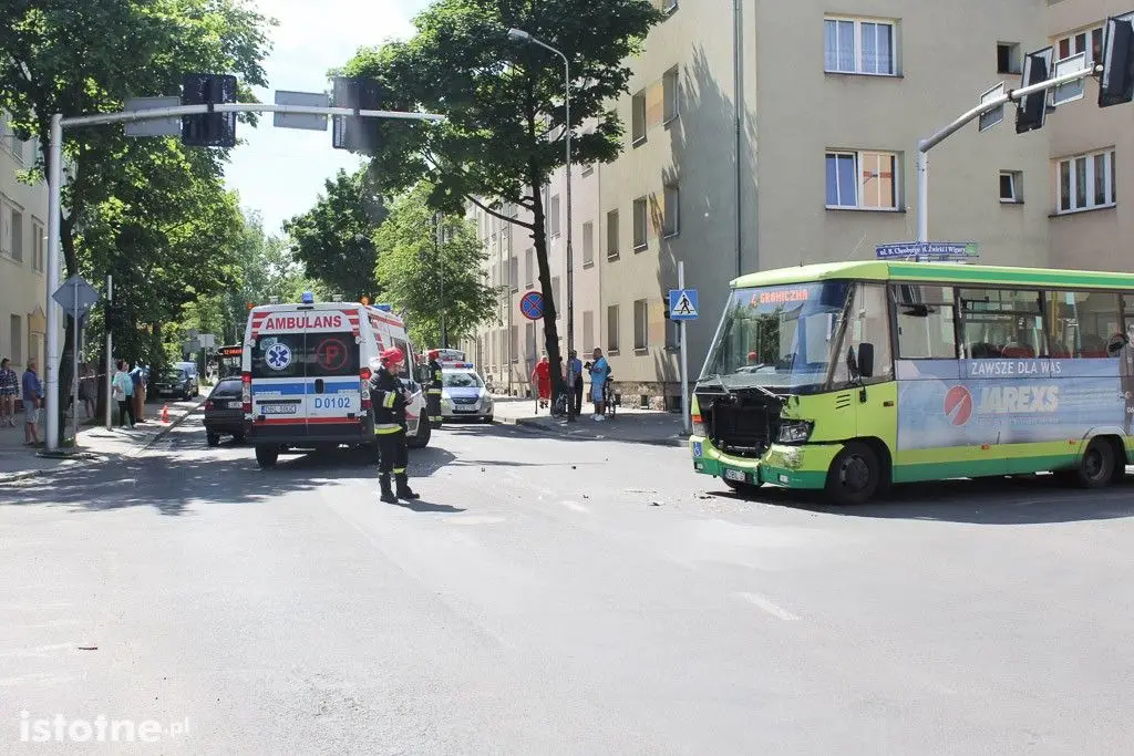 Zderzenie autobusu z osobówką na Chrobrego, 3 osoby ranne