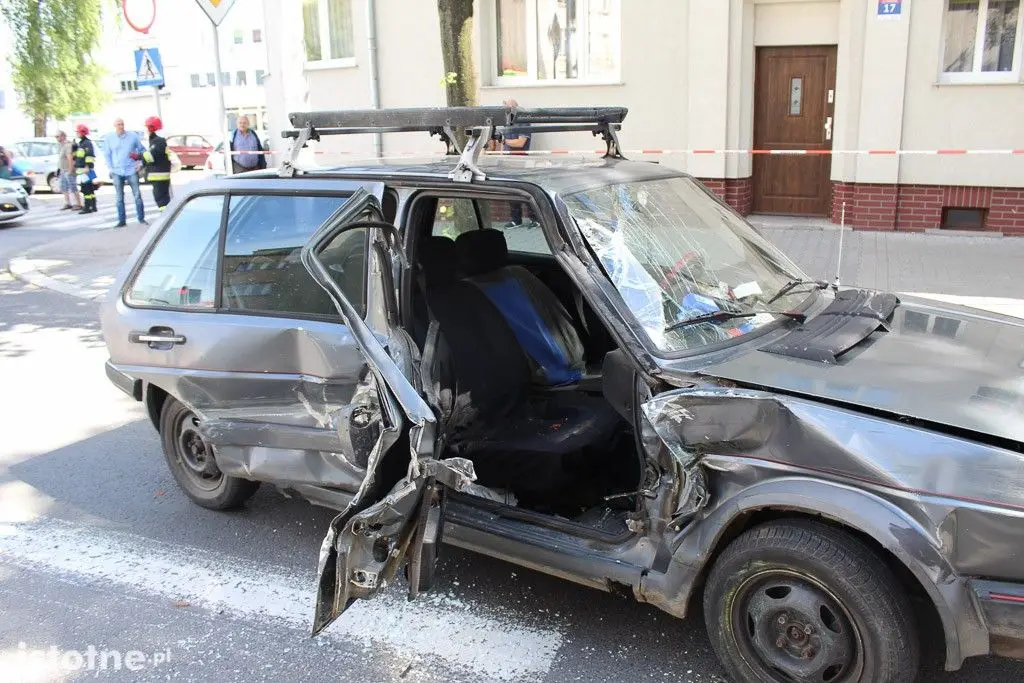 Zderzenie autobusu z osobówką na Chrobrego, 3 osoby ranne