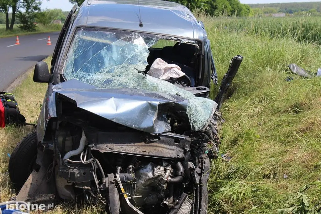 Wypadek pod Chościszowicami – dwie osoby ranne, jedna ciężko