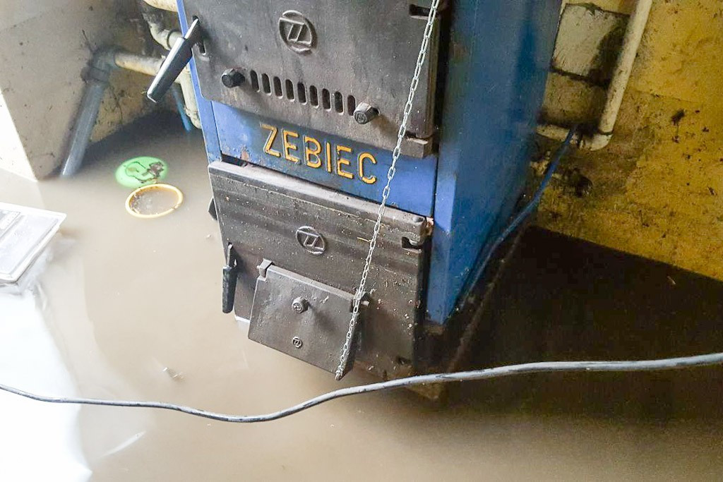 Potop na posesji mieszkańca Nowogrodźca przy każdej większej ulewie