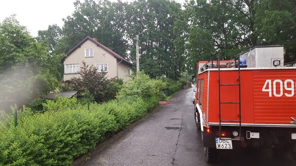 Potop na posesji mieszkańca Nowogrodźca przy każdej większej ulewie