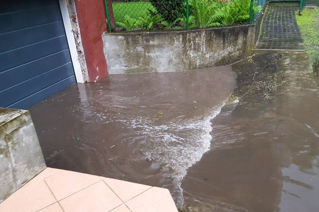 Potop na posesji mieszkańca Nowogrodźca przy każdej większej ulewie