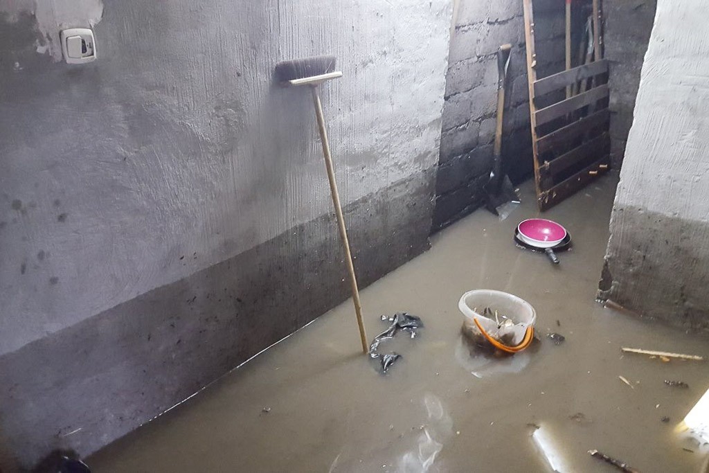 Potop na posesji mieszkańca Nowogrodźca przy każdej większej ulewie