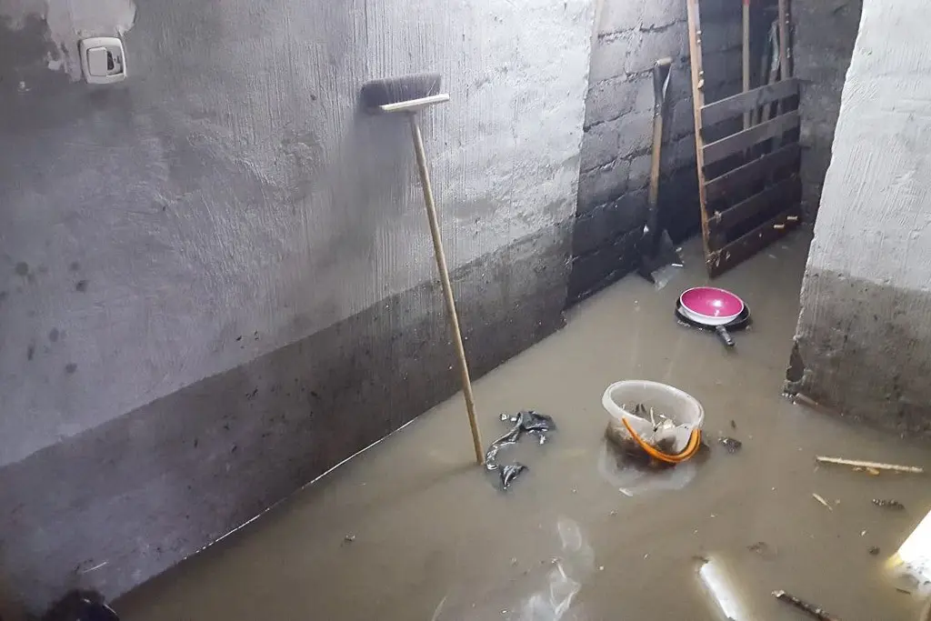 Potop na posesji mieszkańca Nowogrodźca przy każdej większej ulewie