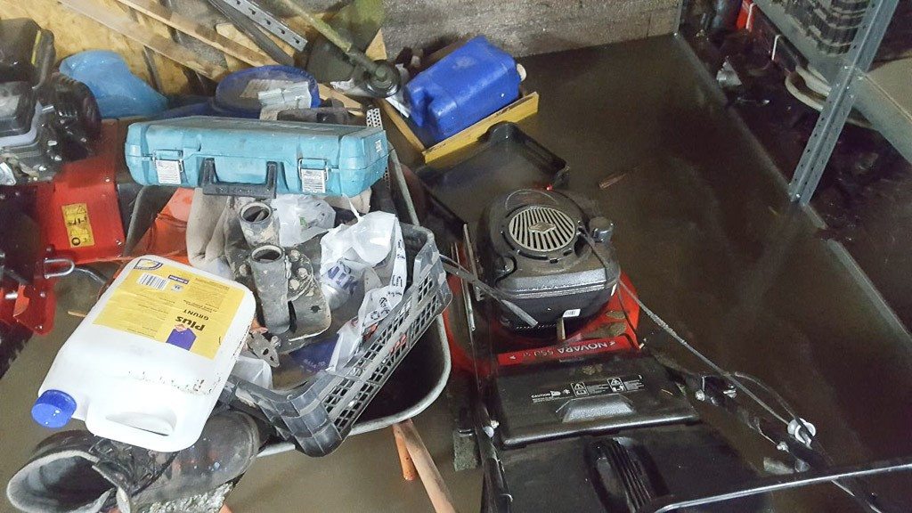 Potop na posesji mieszkańca Nowogrodźca przy każdej większej ulewie