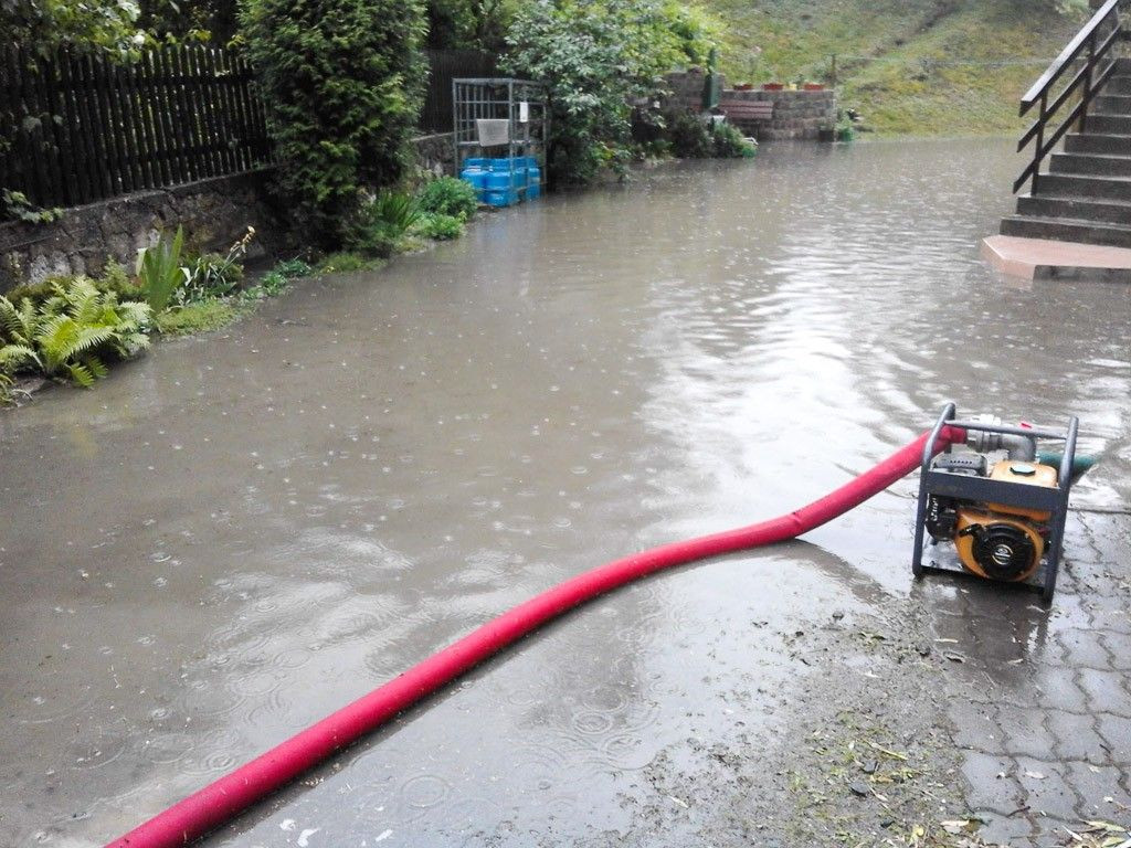 Potop na posesji mieszkańca Nowogrodźca przy każdej większej ulewie