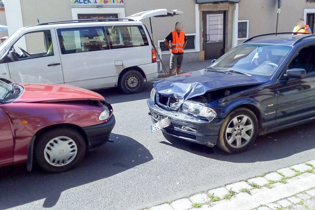 Czołowe zderzenie BMW z Oplem