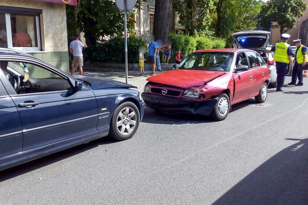 Czołowe zderzenie BMW z Oplem