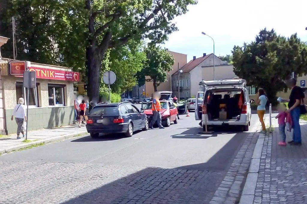 Czołowe zderzenie BMW z Oplem
