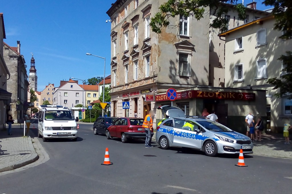 Czołowe zderzenie BMW z Oplem