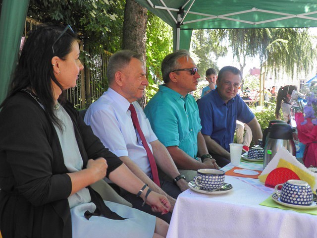 Żyją kolorowo: piknik integracyjny w szkole specjalnej