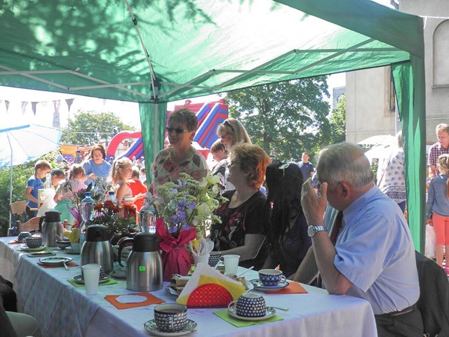 Żyją kolorowo: piknik integracyjny w szkole specjalnej