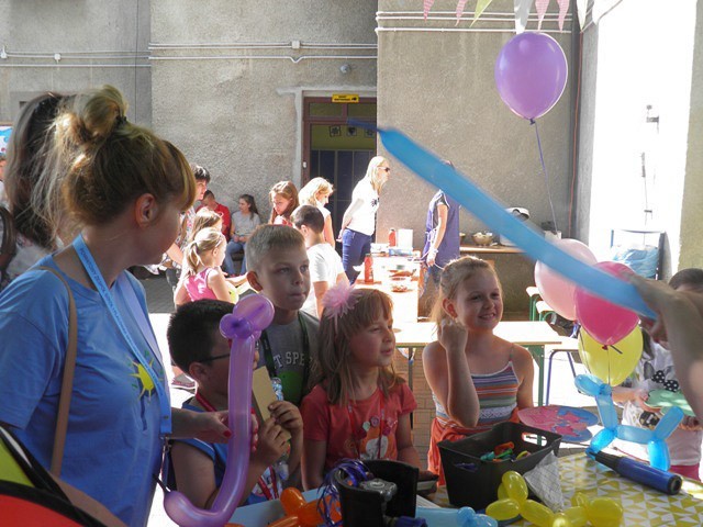 Żyją kolorowo: piknik integracyjny w szkole specjalnej