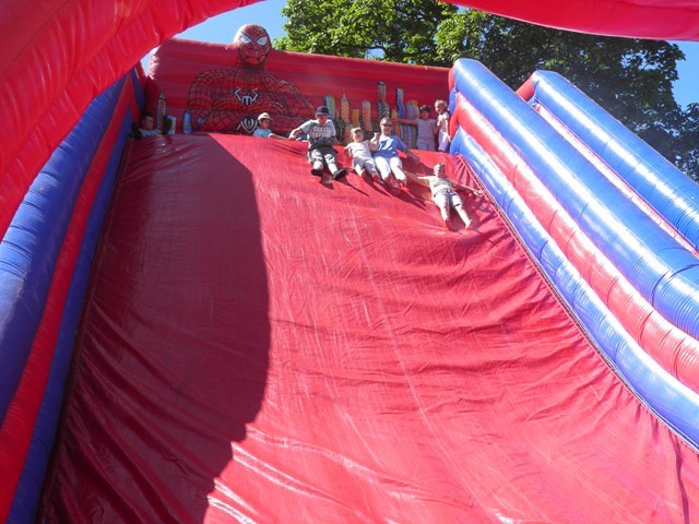 Żyją kolorowo: piknik integracyjny w szkole specjalnej