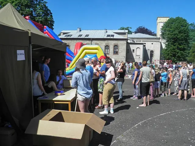 Żyją kolorowo: piknik integracyjny w szkole specjalnej