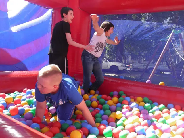 Żyją kolorowo: piknik integracyjny w szkole specjalnej