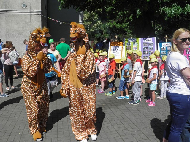Żyją kolorowo: piknik integracyjny w szkole specjalnej