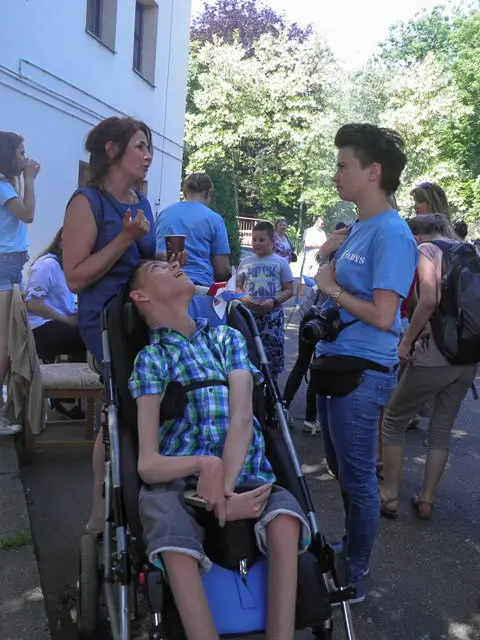 Żyją kolorowo: piknik integracyjny w szkole specjalnej