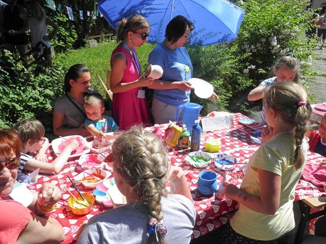 Żyją kolorowo: piknik integracyjny w szkole specjalnej