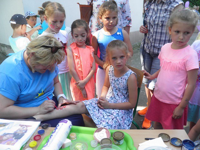 Żyją kolorowo: piknik integracyjny w szkole specjalnej