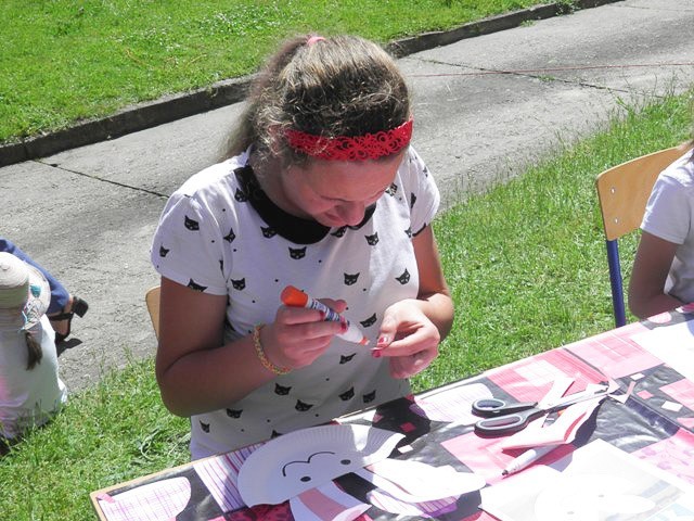 Żyją kolorowo: piknik integracyjny w szkole specjalnej