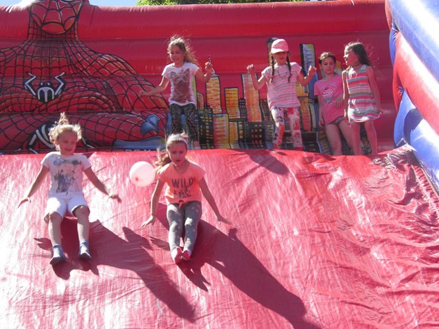 Żyją kolorowo: piknik integracyjny w szkole specjalnej