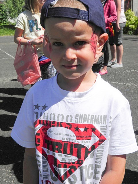 Żyją kolorowo: piknik integracyjny w szkole specjalnej