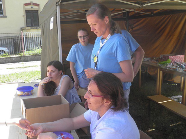 Żyją kolorowo: piknik integracyjny w szkole specjalnej