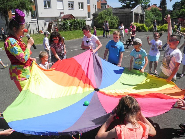 Żyją kolorowo: piknik integracyjny w szkole specjalnej