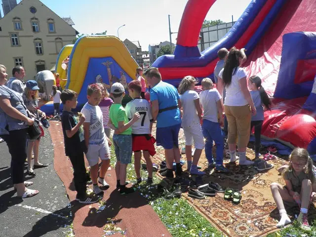 Żyją kolorowo: piknik integracyjny w szkole specjalnej