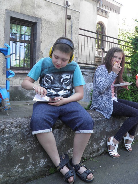 Żyją kolorowo: piknik integracyjny w szkole specjalnej