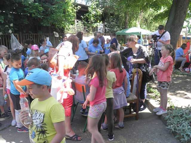 Żyją kolorowo: piknik integracyjny w szkole specjalnej