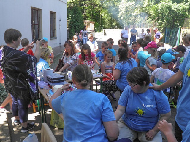 Żyją kolorowo: piknik integracyjny w szkole specjalnej