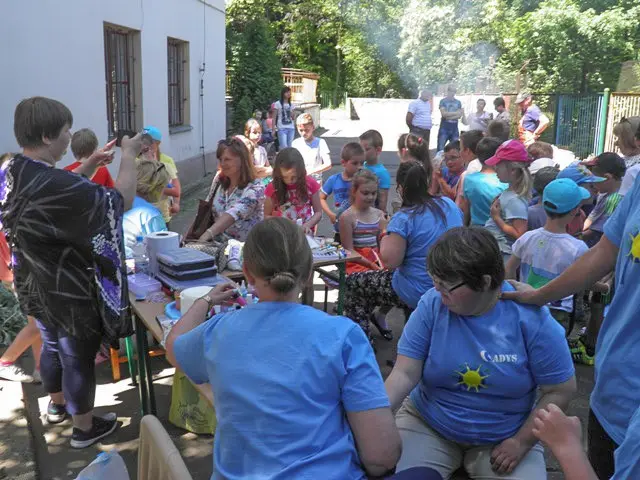 Żyją kolorowo: piknik integracyjny w szkole specjalnej