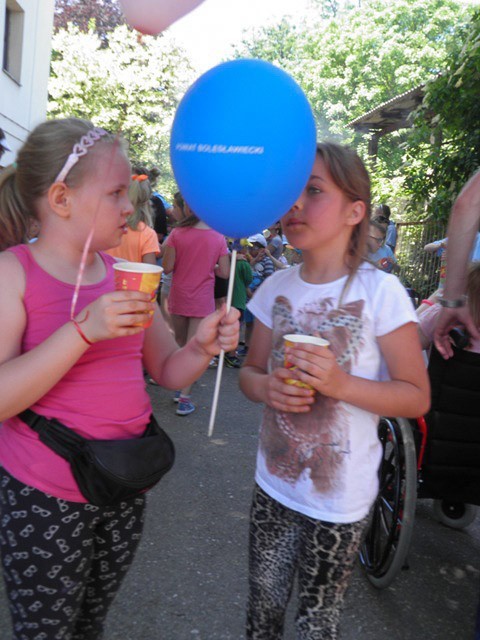 Żyją kolorowo: piknik integracyjny w szkole specjalnej