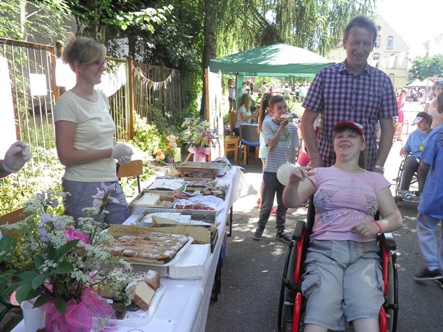 Żyją kolorowo: piknik integracyjny w szkole specjalnej